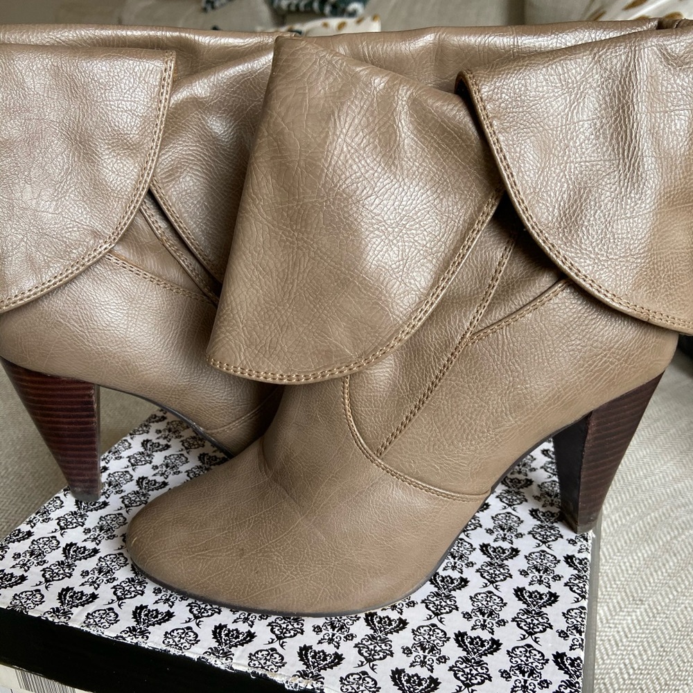 Very volatile taupe “Cloak” style boot size 8